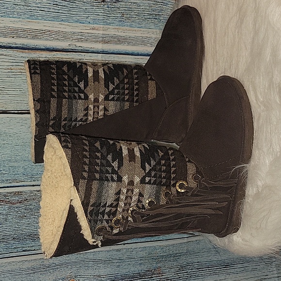 bearpaw fringe boots